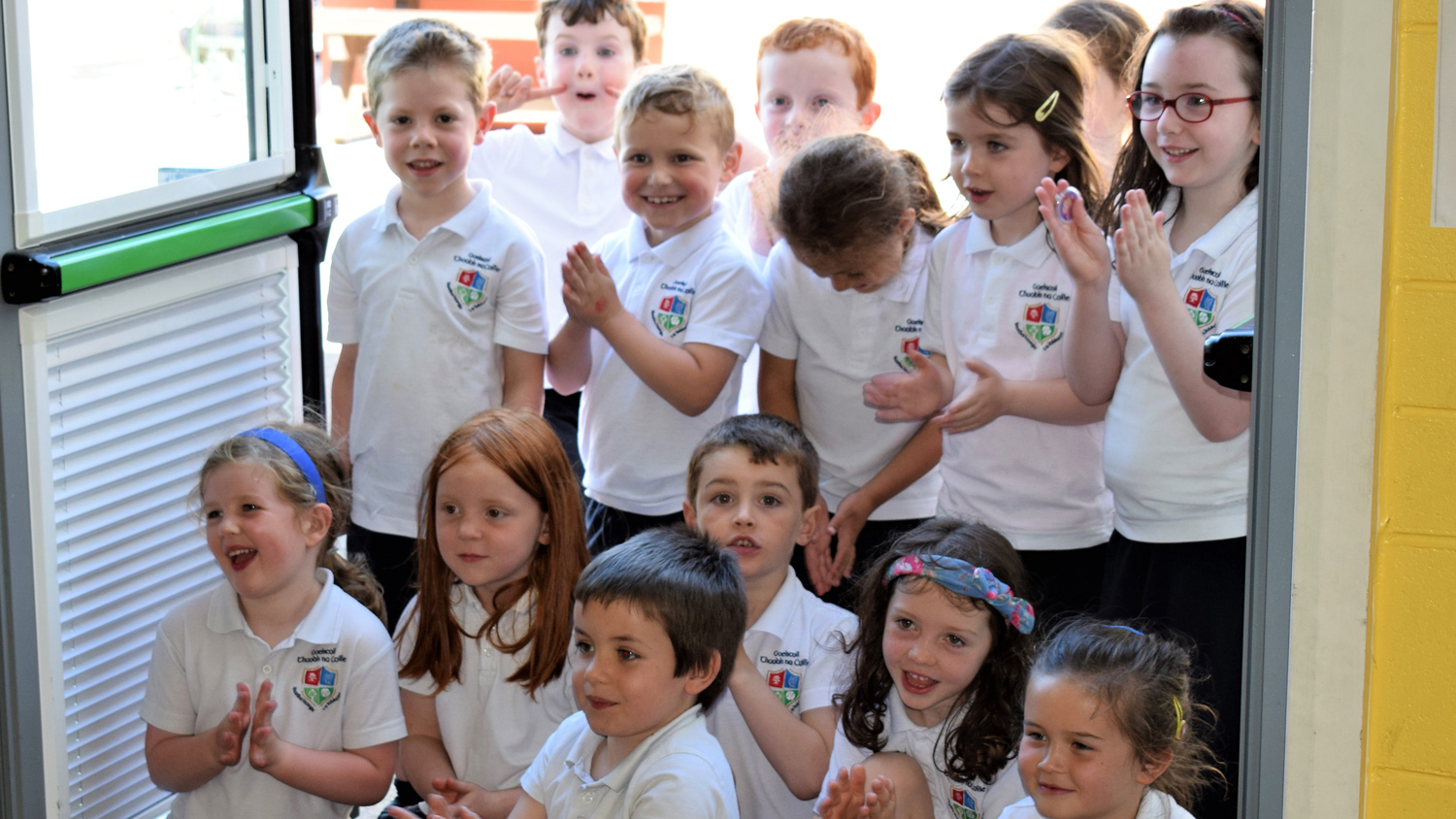 Fáilte romhat chuig suíomh gréasáin Ghaelscoil Thaobh na Coille